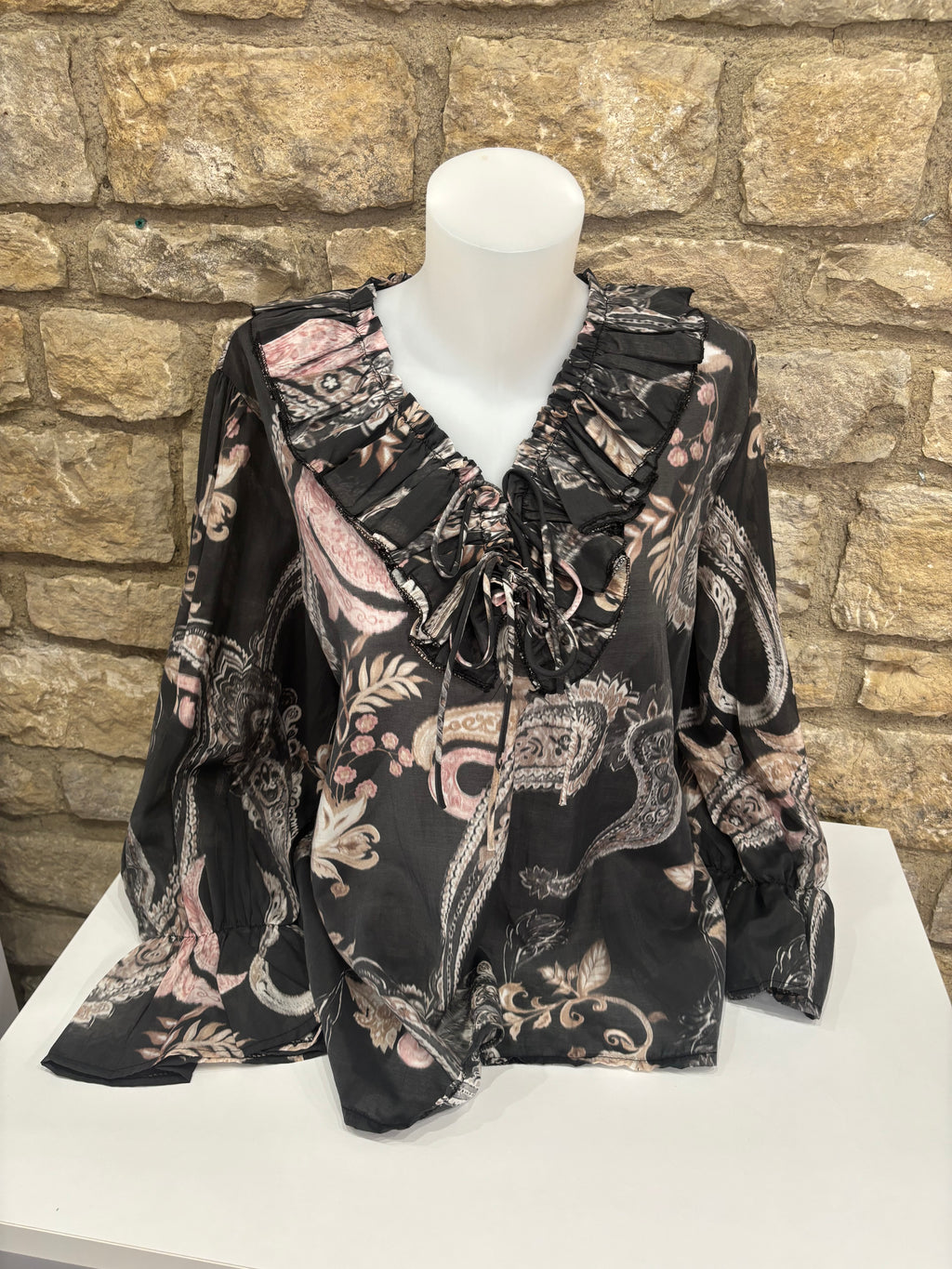 Blouse  noire manches longues, détails volantés