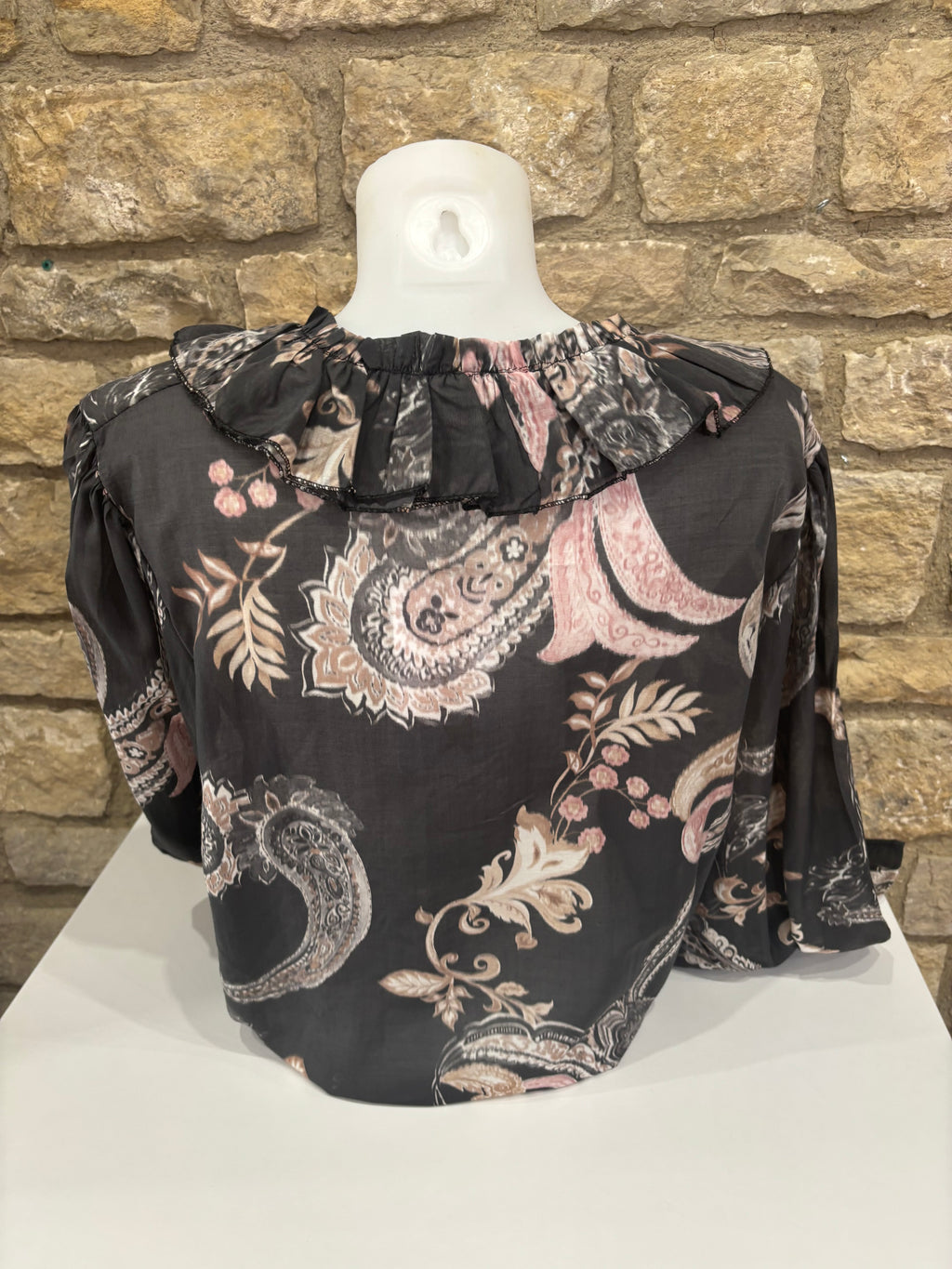 Blouse  noire manches longues, détails volantés