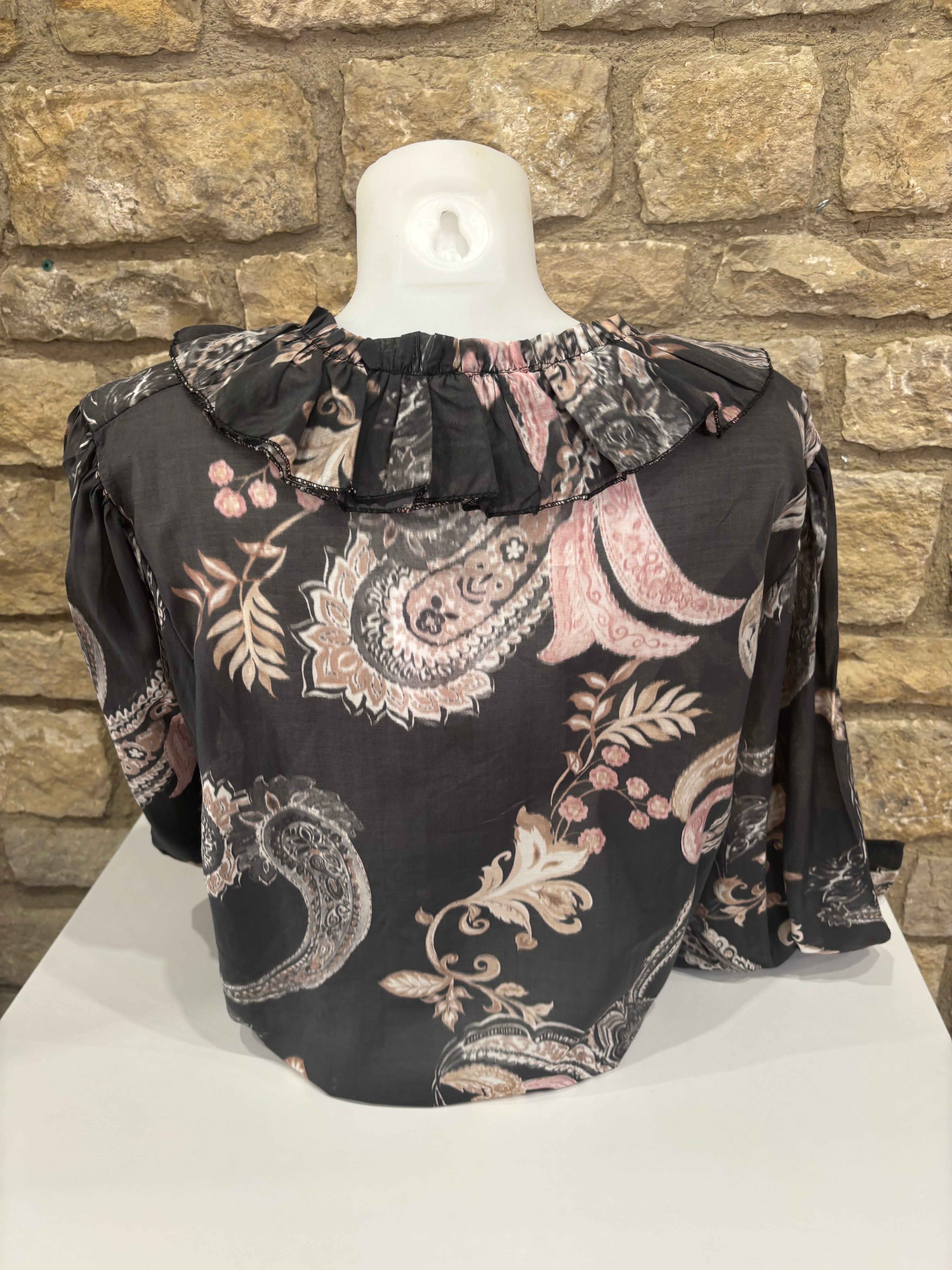 Blouse  noire manches longues, détails volantés