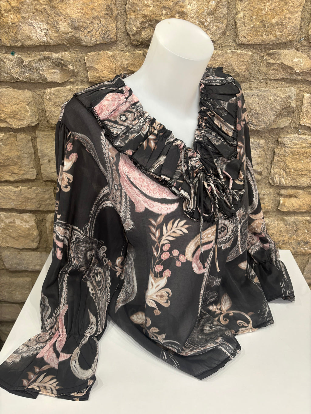 Blouse  noire manches longues, détails volantés