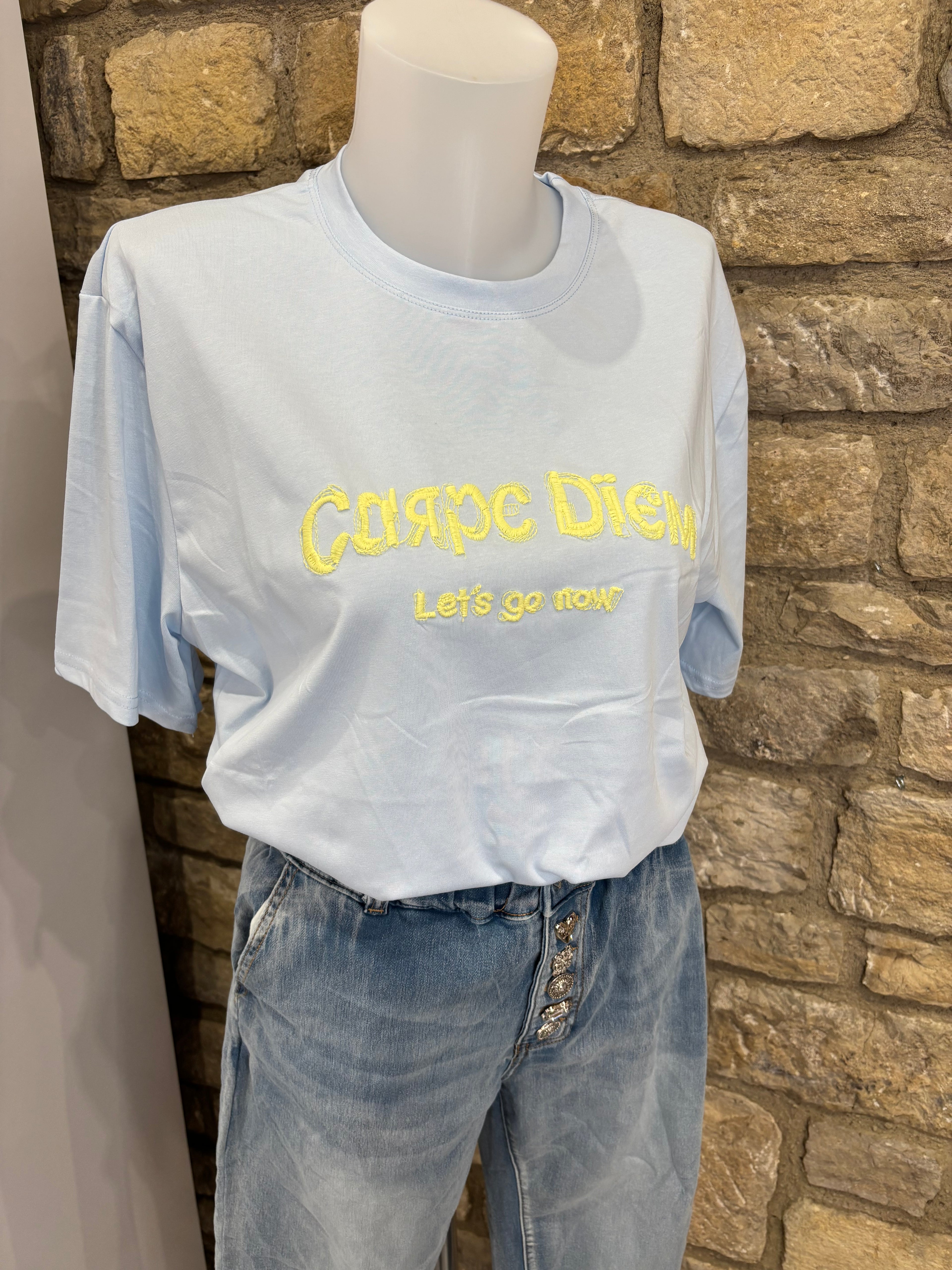 T-shirt brodé message "Carpe Diem" Bleu ciel