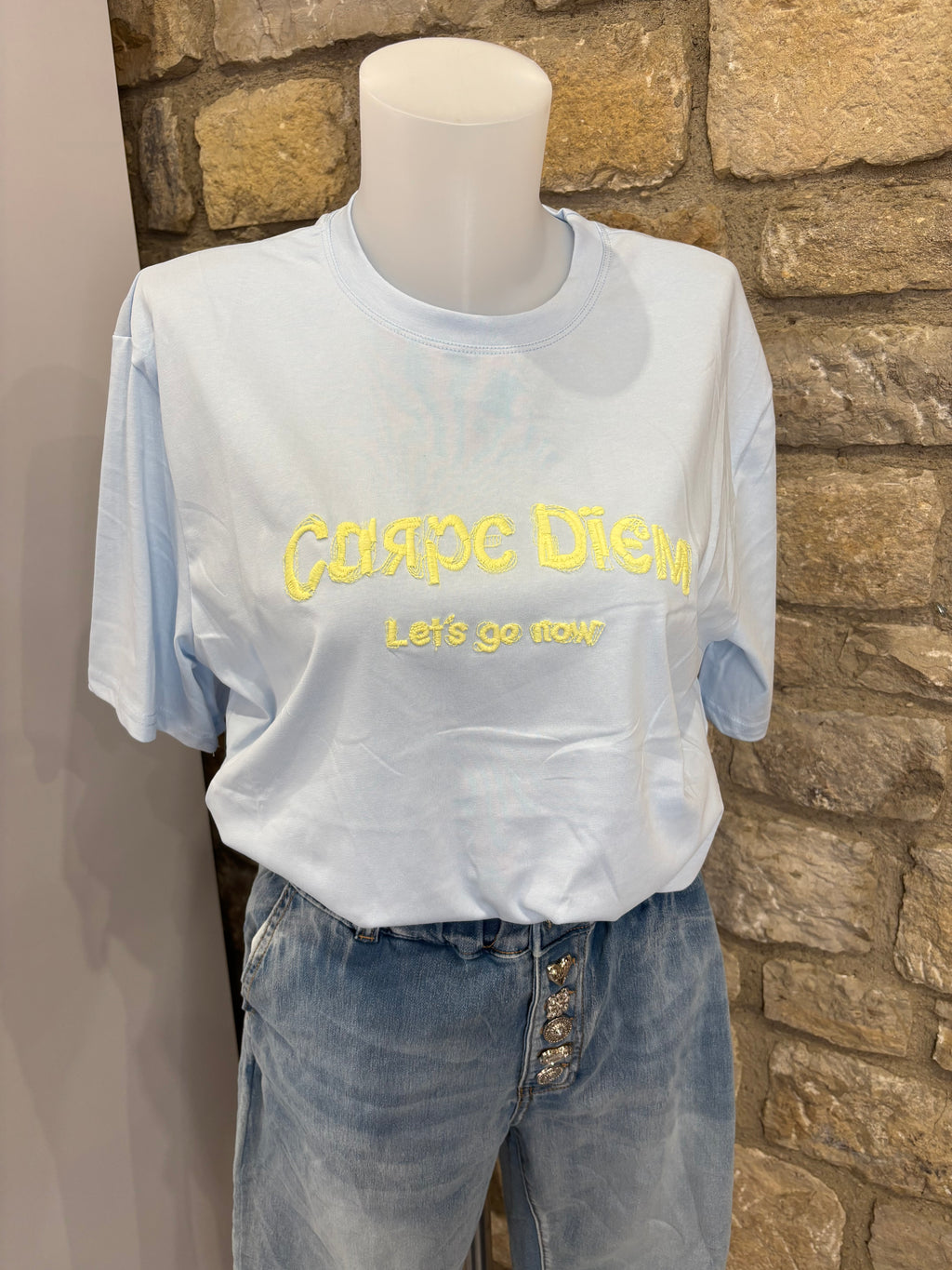 T-shirt brodé message "Carpe Diem" Bleu ciel