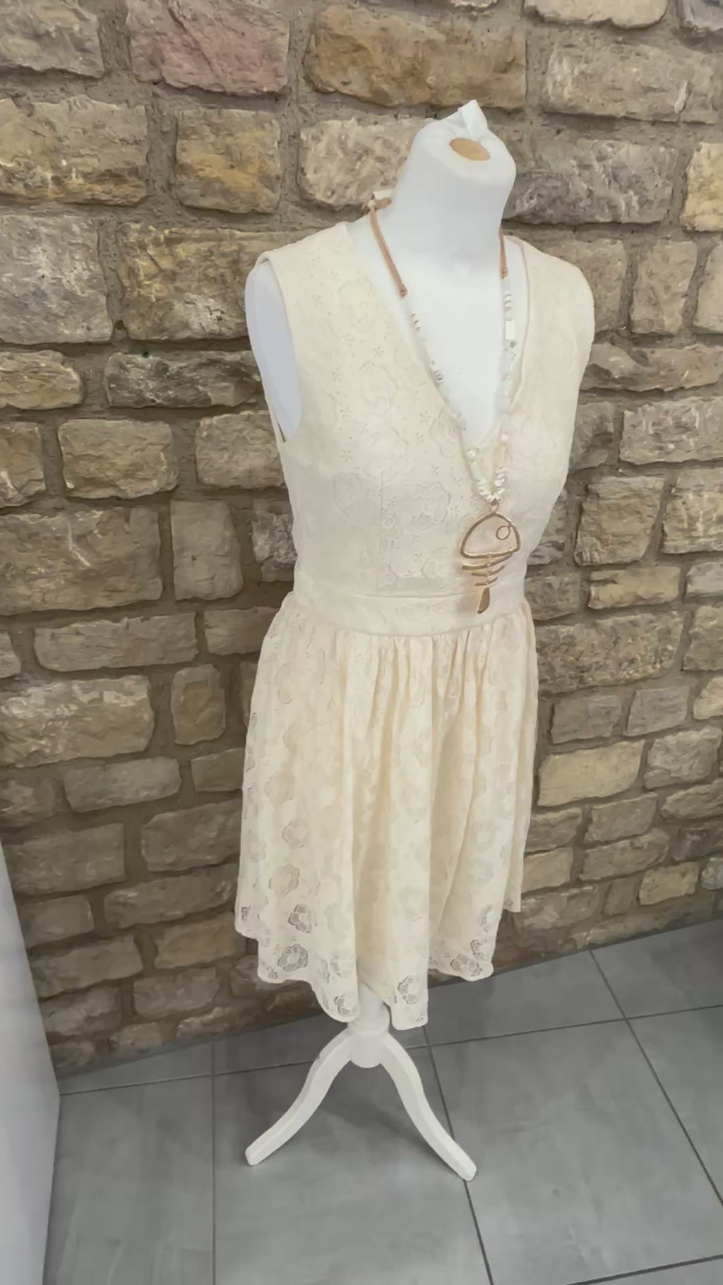Robe col V dentelle